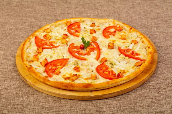 Pizza Caesar Mit Hühnchen Und Tomaten — Stockfoto