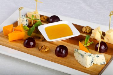 Üzüm, bal ve fındık ile Peynir tabağı karıştırın