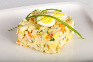 Bıldırcın yumurta ile Rus salatası