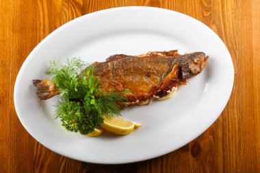 Limon ve otlar peynir alabalık dolması