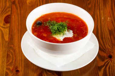 Solyanka çorba krema ile