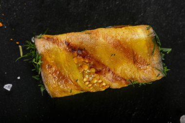 Doldurulmuş patlıcan siyah arka plan üzerinde rulo