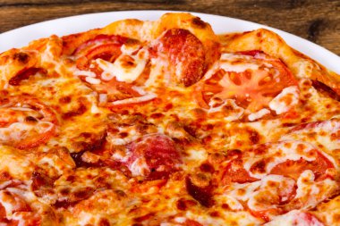 Biberli pizza sosis ve peynir ile