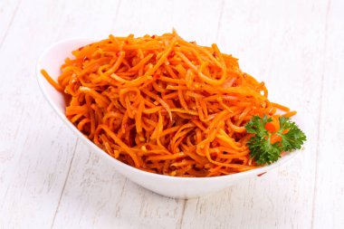 Kabın içinde çekilen havuç yığın