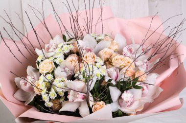 Diğer çiçeklerle birlikte taze güller.