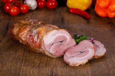 Domuz eti ahşap arka plan üzerinde füme