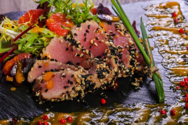 Sos ve baharatlı ton balığı carpaccio.