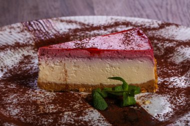Nane yaprakları ile çilek Cheesecake hizmet