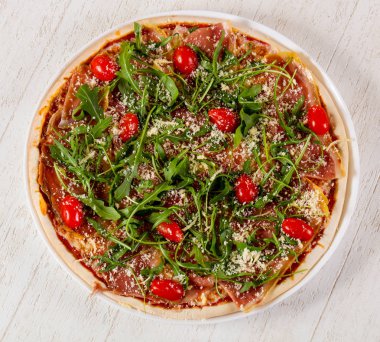 Hamon ve roka ile pizza.