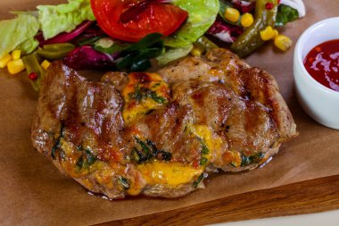 Peynir ve domates soslu ızgara domuz