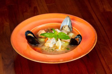 Fesleğen yaprakları ile deniz mahsulleri çorbası