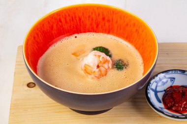 Laksa çorbası ile somon ve karides