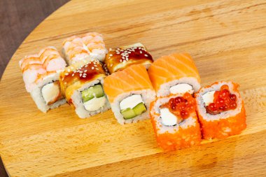 Japonya rulo set somon, yılan balığı ve karides ile