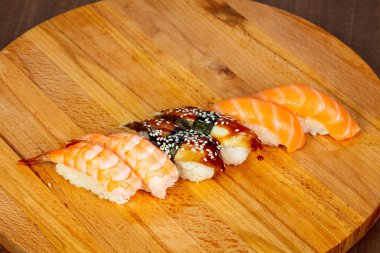 Suşi somon, karides ve yılan balığı ile ayarla