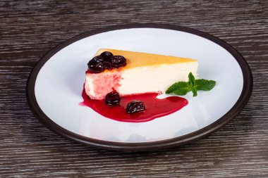 Kiraz syrope ve nane ile lezzetli peynirli kek