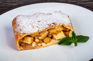 Powedered şeker ve nane ile lezzetli elma strudel