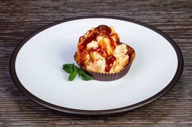 Delicious karamel beze nane ile servis.