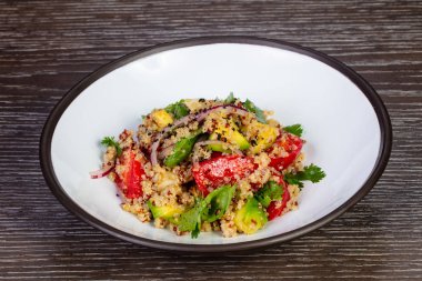 Kinoa ve enginar ile taze sebze salatası