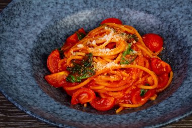 Kırmızı spagetti domates, tuz ve fesleğen ile