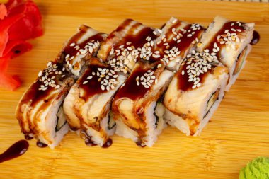 Lezzetli Kanada suşi roll teriyaki ve susam ile