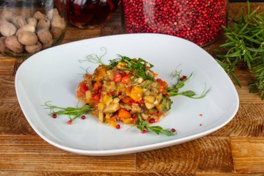 Lezzetli ızgara salatası sebze ve otlar