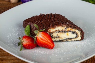 Lezzetli çikolata haşhaş roll çilek ile