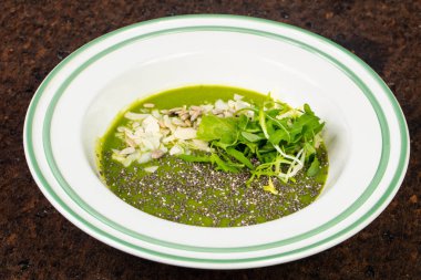 Kabuğu çıkarılmış tane lezzetli sebze yeşil çorbası