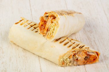 İştah açıcı büyük shawarma et, sos ve salata ile