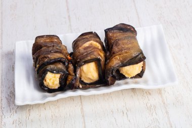 Lezzetli kızarmış kabak peynirli rulo