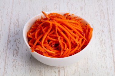 İştah açıcı baharatlı Kore havuç salatası