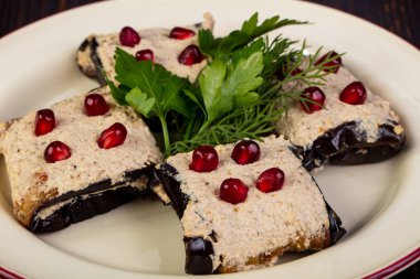 Pomegranet hizmet içi doldurulmuş patlıcan rulo