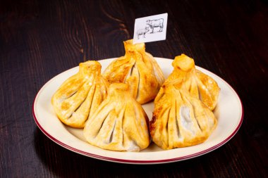 Kavrulmuş et Hıngel kabın içinde