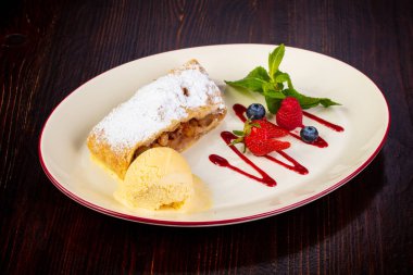 Nane ve syrop elma Strudel servis