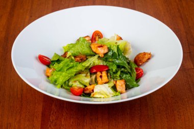 Lezzetli kızarmış somon salata domates ile