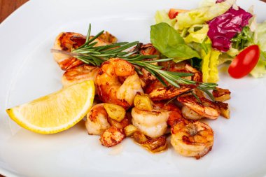 Marul ve limonlu lezzetli kavrulmuş karidesler.