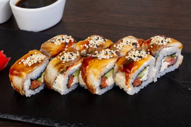 Lezzetli yılan balığı suşi susam ve teriyaki