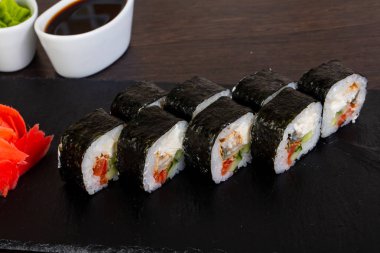 Delicios suşi roll somon ve sebzeler ile 
