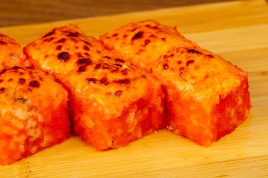 Lezzetli kızarmış California suşi rulo