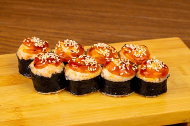 Somon ve karides lezzetli kızarmış rulolar