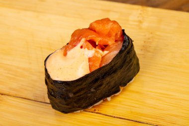 Lezzetli baharatlı somon suşi roll