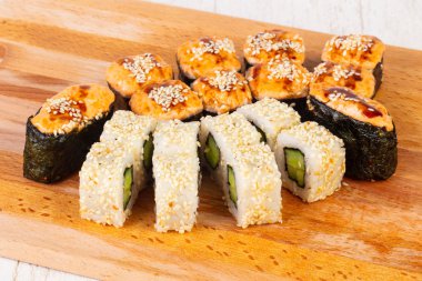 Geleneksel suşi somon ve yılan balığı ile ayarla