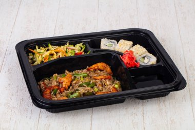 Rulo, şehriye ve et ile bento