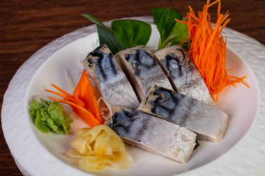 Uskumru ile Japon soğuk Sashimi