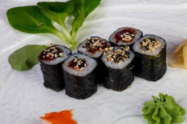 Suşi Unagi maki ile yılan balığı