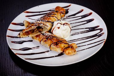 Çekirdekli Kuru üzüm, dondurma, çikolata şurubu ile lezzetli viski pasta