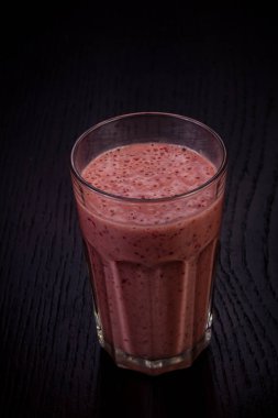 Tatlı ahududu güler yüzlü kokteyl karışımı