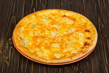 Ahşap arka plan üzerinde pizza dört peynir