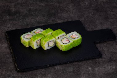 Karides ile Japon geleneksel rulo