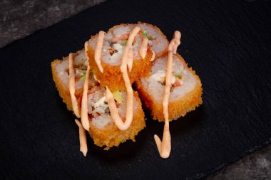 Karides ile Japon geleneksel rulo