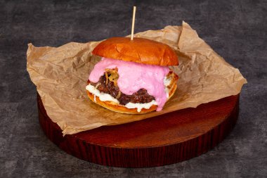 Etli ve peynirli hamburger.